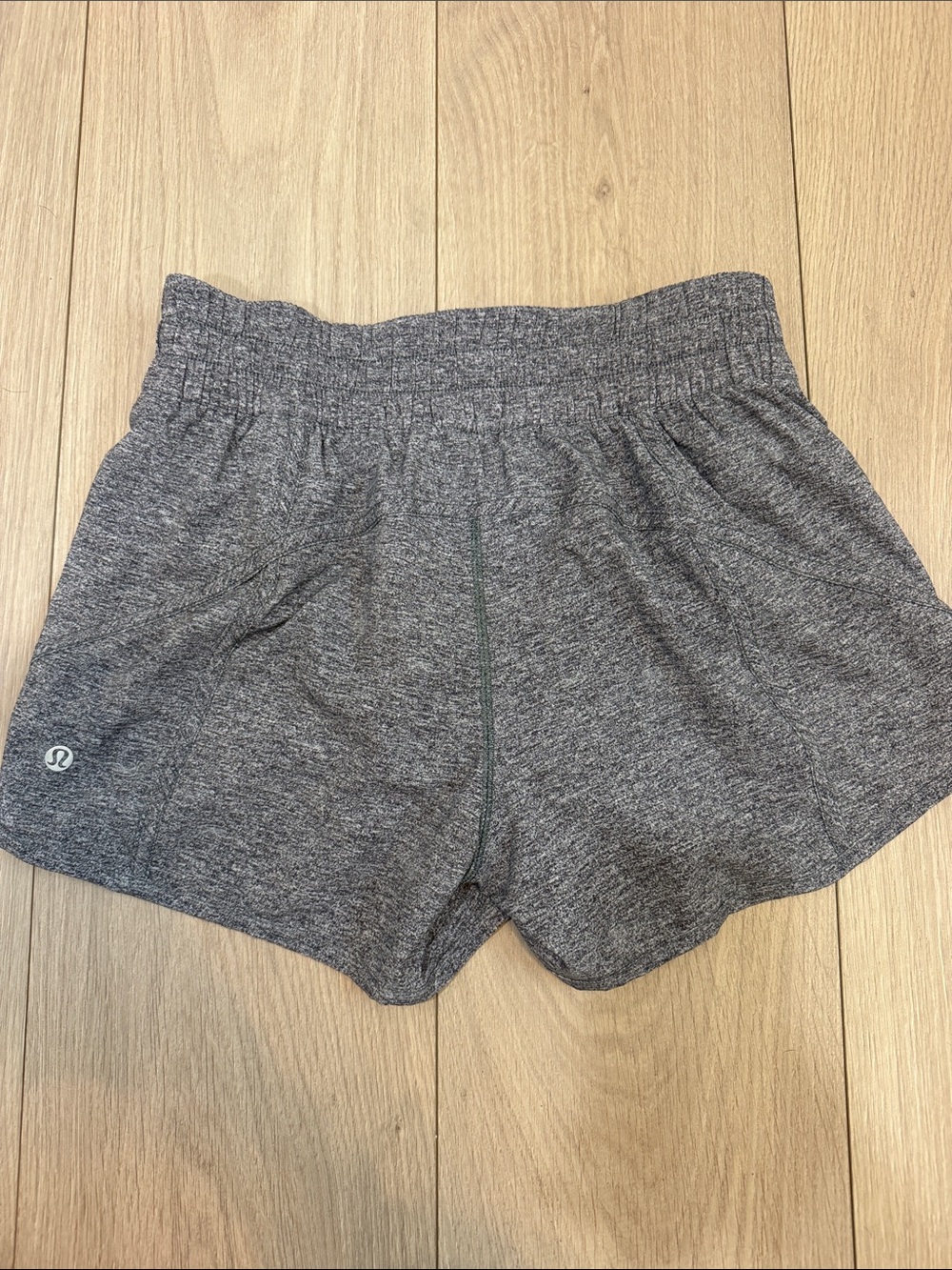 Lululemon hotty hot shorts size 6. Great condition - Picture 2 of 3